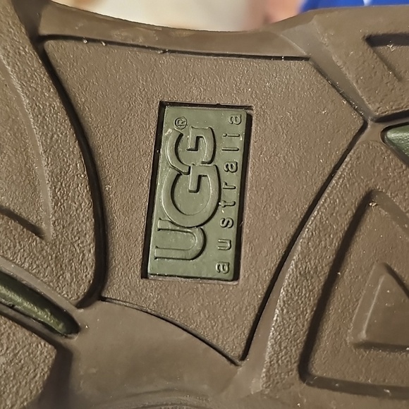 UGG Women's Tan Shearling Boots. Size 8 Super Cozy and Warm. Good Used Condition - Picture 5 of 13